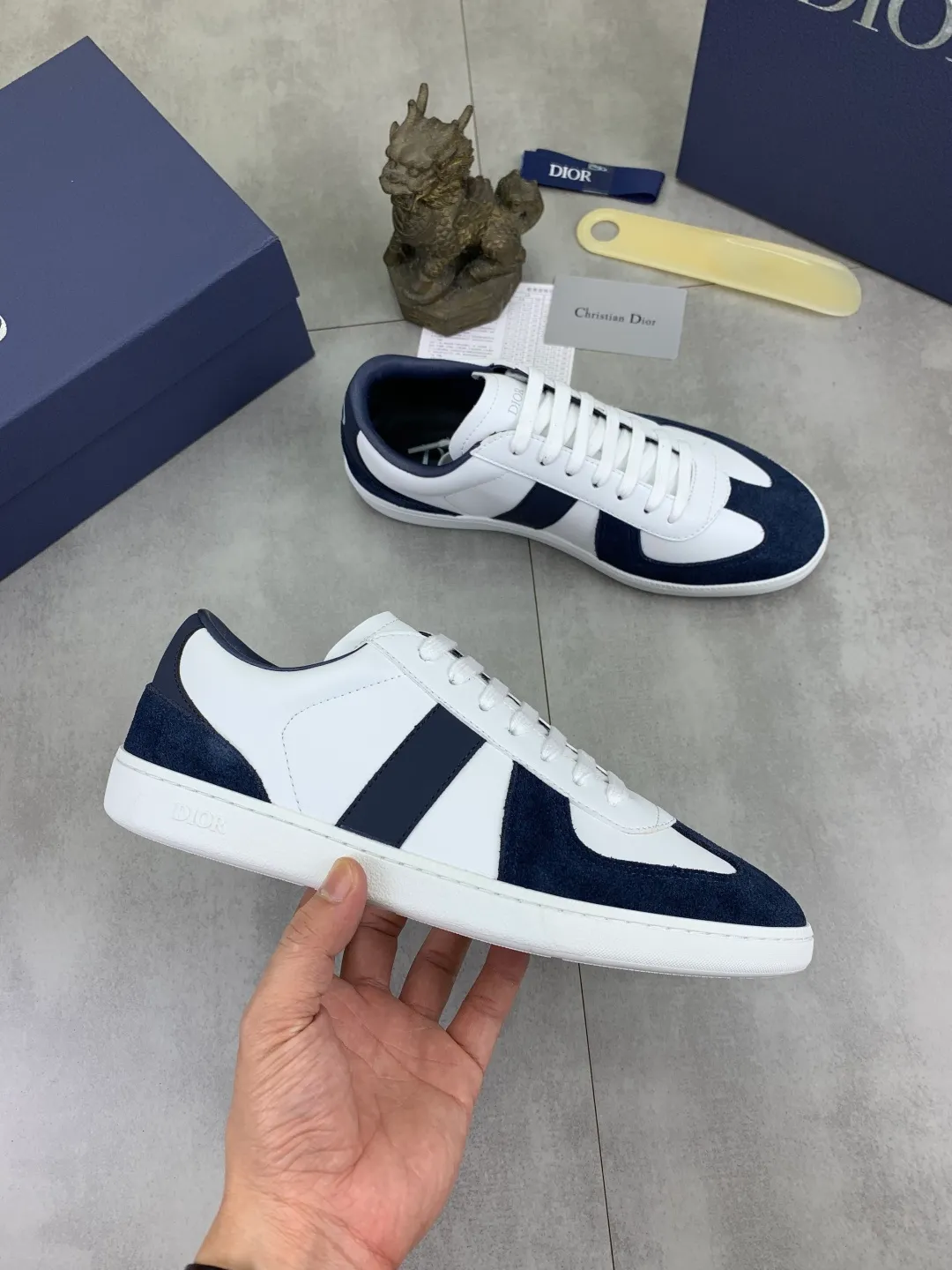 Men's shoes 💰P360 New Dior B01 moral training shoes, white first-layer cowhide, original molded outsole. New to the fall collection, this sneaker marks the return of a Dior classic, reinterpreted in a stylish and elegant silhouette. Crafted from white smooth first-grain cowhide with a tonal silk sheepskin lining, it features the Dior logo on the tongue and inner sides, and a CD icon on the heel. Paired with Tpu anti-slip soles of the same color, it can be matched with various styles to create a sophisticated look.  Code number: 38-44